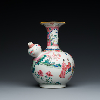 Kendi en porcelaine de Chine famille rose à décor d'une scène du 'Xi Xiang Yi', Yongzheng