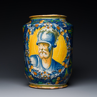 Important albarello en majolique italienne à décor d'un soldat en tenu de combat, atelier de Maestro Domenico, Venise, ca. 1540-1550