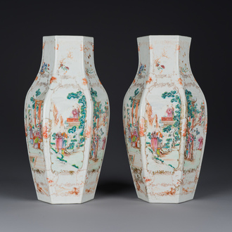 Een paar Chinese hexagonale famille rose vazen met mandarijns decor, Qianlong