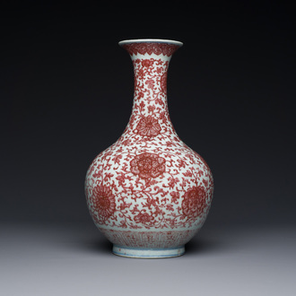 Vase de forme bouteille en porcelaine de Chine en rouge de cuivre aux rinceaux floraux, Qianlong