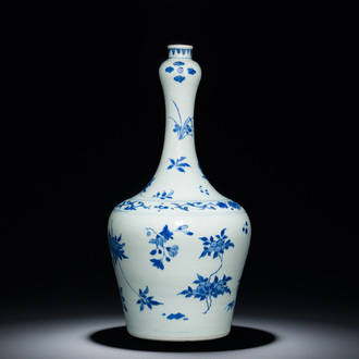 Een Chinese blauw-witte flesvormige vaas met florale decors, Transitie periode