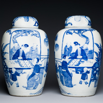 Paire de grands pots couverts en porcelaine de Chine en bleu et blanc à décor de femmes jouant un jeu de go, 19ème