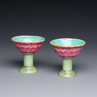 Een paar Chinese famille rose lotusvormige stem cups, Yongzheng