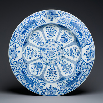 Een uitzonderlijk grote Chinese blauw-witte schotel met pauwenrand, Kangxi