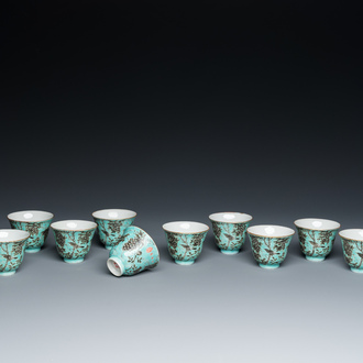 Twaalf Chinese Dayazhai wijnkoppen met grisaille decor op turquoise fondkleur, Yong Qing Chang Chun 永慶長春 merk, Guangxu