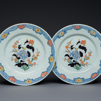 Paire d'assiettes en faïence polychrome de Delft à décor floral de style chinois aux accents en noir, 18ème