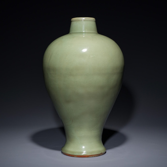 Een Chinese Longquan celadon 'meiping' vaas, Ming