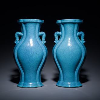 Paire de vases en porcelaine de Chine à émail œuf de rouge-gorge, 18/19ème