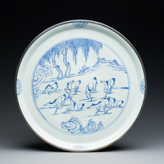 Plat en porcelaine de Chine en bleu et blanc à décor des 'Huit chevaux de Mu Wang' à monture en argent, Kangxi/Yongzheng