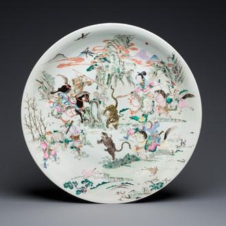 Grand plat en porcelaine de Chine famille rose à décor d'une chasse au tigre, marque de Yongzheng, République