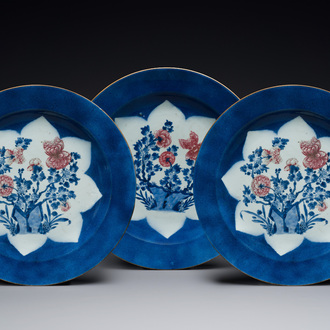 Drie grote Chinese poederblauwe en koperrode schotels met floraal decor, Kangxi