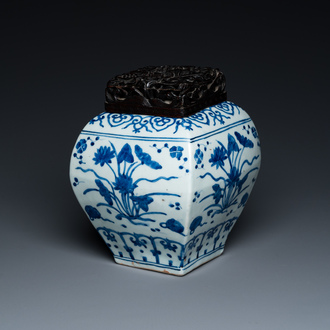 Vase en porcelaine de Chine en bleu et blanc à décor d'un étang à lotus, marque et probablement époque de Jiajing