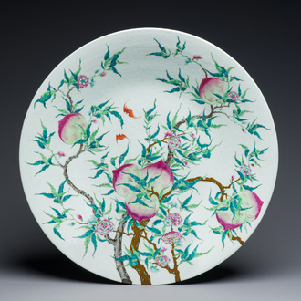 Grand plat en porcelaine de Chine famille rose à décor des 'neuf pêches', marque de Qianlong, 19ème