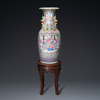 A large Chinese famille rose vase with palace scenes, 19th C.
