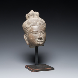 Tête d'Uma en grès gris poli, art khmer, style Baphuon, époque d'Angkor, le Cambodge, 11ème