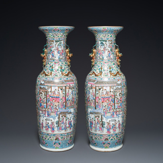 Paire de très grands vases en porcelaine de Chine famille rose, 19ème
