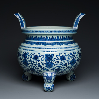 Een grote Chinese blauw-witte driepotige 'bajixiang' wierookbrander met lotusslingers, Qianlong