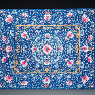 Dessus de coussin de trône en soie brodée au fond bleu, Chine, 18/19ème