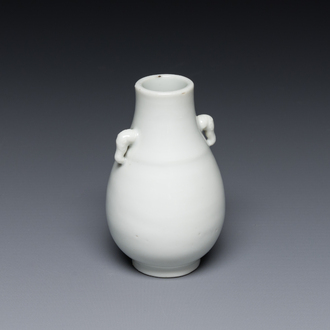 A small Chinese Dehua blanc de Chine elephant-handled 'hu' vase, 18th C.