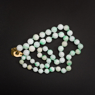 A necklace of jadeite pearls with 18k gold closing, signed Dinh Van, 2nd half 20th C.