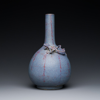 Vase de forme bouteille en porcelaine de Chine à émail flambé, 18/19ème