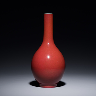 Een Chinese monochrome donker robijnrood-geglazuurde flesvormige vaas, Qianlong merk en periode