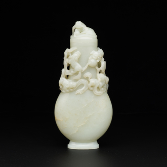 Een fraaie Chinese witte jade dekselvaas met boeddhistische leeuwen, Qing