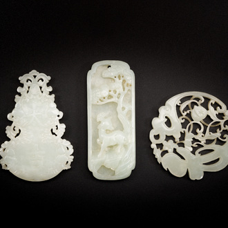 Drie Chinese hangers in witte en celadon jade, Qing