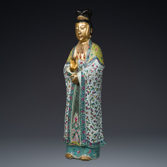 Een uitzonderlijk grote Chinese famille rose sculptuur van Guanyin, Li Fu Xing Hao 李福興號 zegelmerk, 19e eeuw