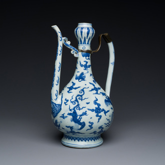 Een Chinese blauw-witte kan met kraanvogels tussen wolken, Chang Ming Fu Gui 長命富貴 merk, Ming