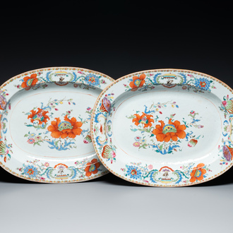 Een paar Chinese famille rose 'Pompadour' schotels, Qianlong, ca. 1745