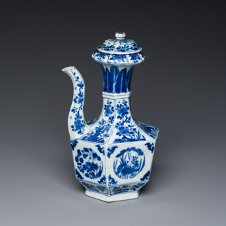 Kendi de forme hexagonale et son couvercle en porcelaine de Chine en bleu et blanc, Kangxi