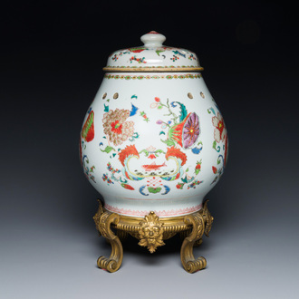 Een Chinese famille rose 'Pompadour' geurpot en deksel met vergulde bronzen montuur, Qianlong, ca. 1745