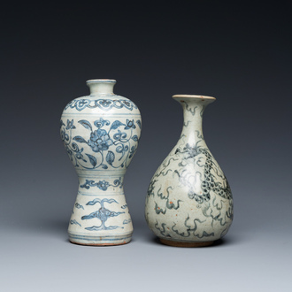 Vase de forme 'meiping' et un de forme 'yuhuchunping' en porcelaine de Chine en bleu et blanc, Ming ou postérieur