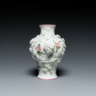 Vase en porcelaine de Mennecy à décor floral appliqué, France, marque DV, 18ème