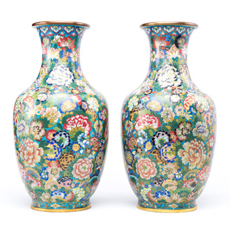 Een paar fraaie Chinese cloisonné 'millefleurs' vazen, merk van het atelier De Cheng, Peking, 2e helft 19e eeuw