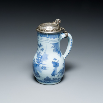 Verseuse en faïence de Delft en bleu et blanc à décor chinois montée d'un couvercle en argent, 17ème