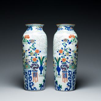 Paire de vases de forme rouleau en porcelaine de Chine wucai, 19/20ème