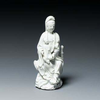 Een Chinese Dehua blanc de Chine figuur van Guanyin met een jongen, Kangxi/Qianlong