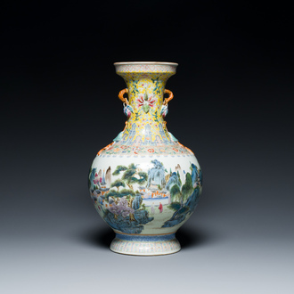 Vase en porcelaine de Chine famille rose à décor de paysage montagneux, marque de Qianlong, République