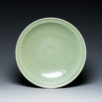 Een grote Chinese Longquan celadon schotel, Yuan/Ming