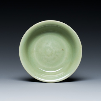 Een Chinese Longquan celadon kom, Ming