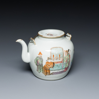 A Chinese famille rose teapot with 'Guo Ziyi 郭子儀祝壽' decoration, 19th C.