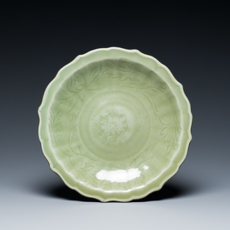 Een Chinese Longquan celadon lotusvormige schotel met onderglazuur decor, Ming