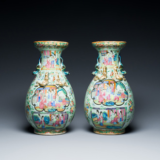 Paire de vases en porcelaine de Chine famille rose de Canton sur fond céladon, 19ème