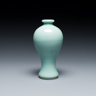 A Chinese monochrome celadon-glazed 'meiping' vase, 19/20th C.