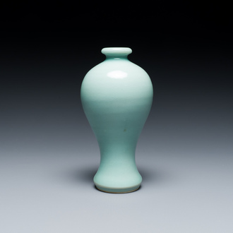 Een Chinese monochrome celadon-geglazuurde 'meiping' vaas, 19/20e eeuw