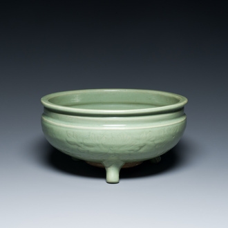 Een Chinese Longquan celadon driepotige wierookbrander met onderglazuur decor, Ming