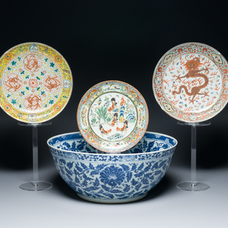 Grand bol en porcelaine de Chine en bleu et blanc aux rinceaux de lotus et trois assiettes en famille rose, 19/20ème