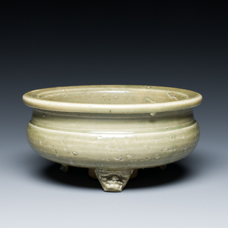 Een Chinese Longquan celadon driepotige wierookbrander, Ming